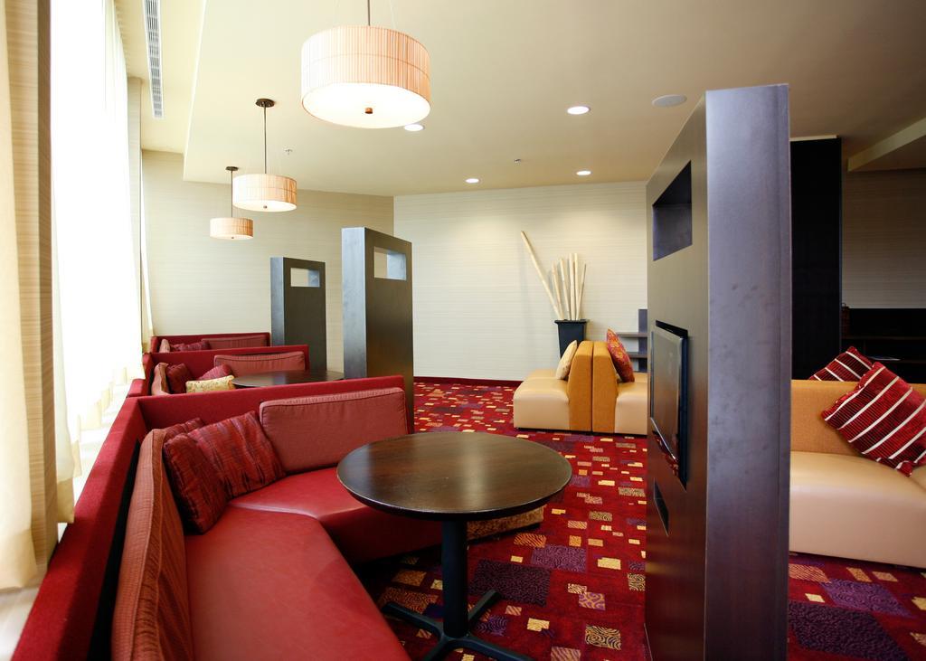 Holiday Inn Fitchburg-Waterpark Екстериор снимка