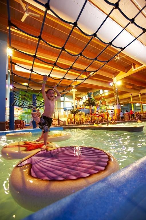 Holiday Inn Fitchburg-Waterpark Екстериор снимка