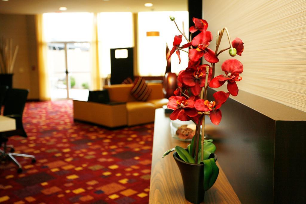 Holiday Inn Fitchburg-Waterpark Екстериор снимка
